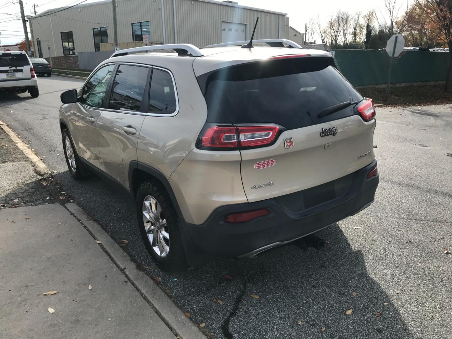 2015 Gold /Black Jeep Cherokee Limited (1C4PJMDS5FW) with an 3.2 V6 engine, Automatic transmission, located at 577 Chester Pike, Prospect Park, PA, 19076, (610) 237-1015, 39.886154, -75.302338 - Photo#4